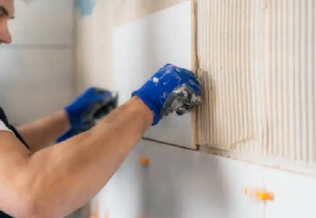 Colocación de azulejos en paredes