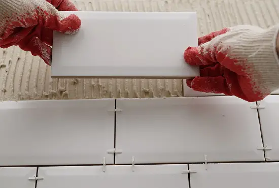 Aplicación de adhesivo para azulejos