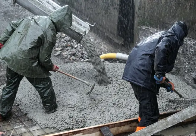 ¿Qué sucede cuando llueve después de verter hormigón?