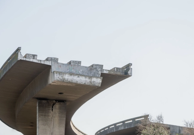 Aditivo de concreto à base de naftaleno para estruturas de pontes duráveis e de alta resistência.